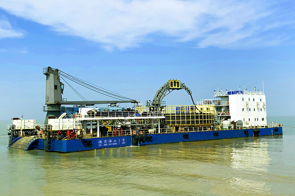 “新得利海工1号”敷缆船.jpg “新得利海工1号”敷缆船.jpg